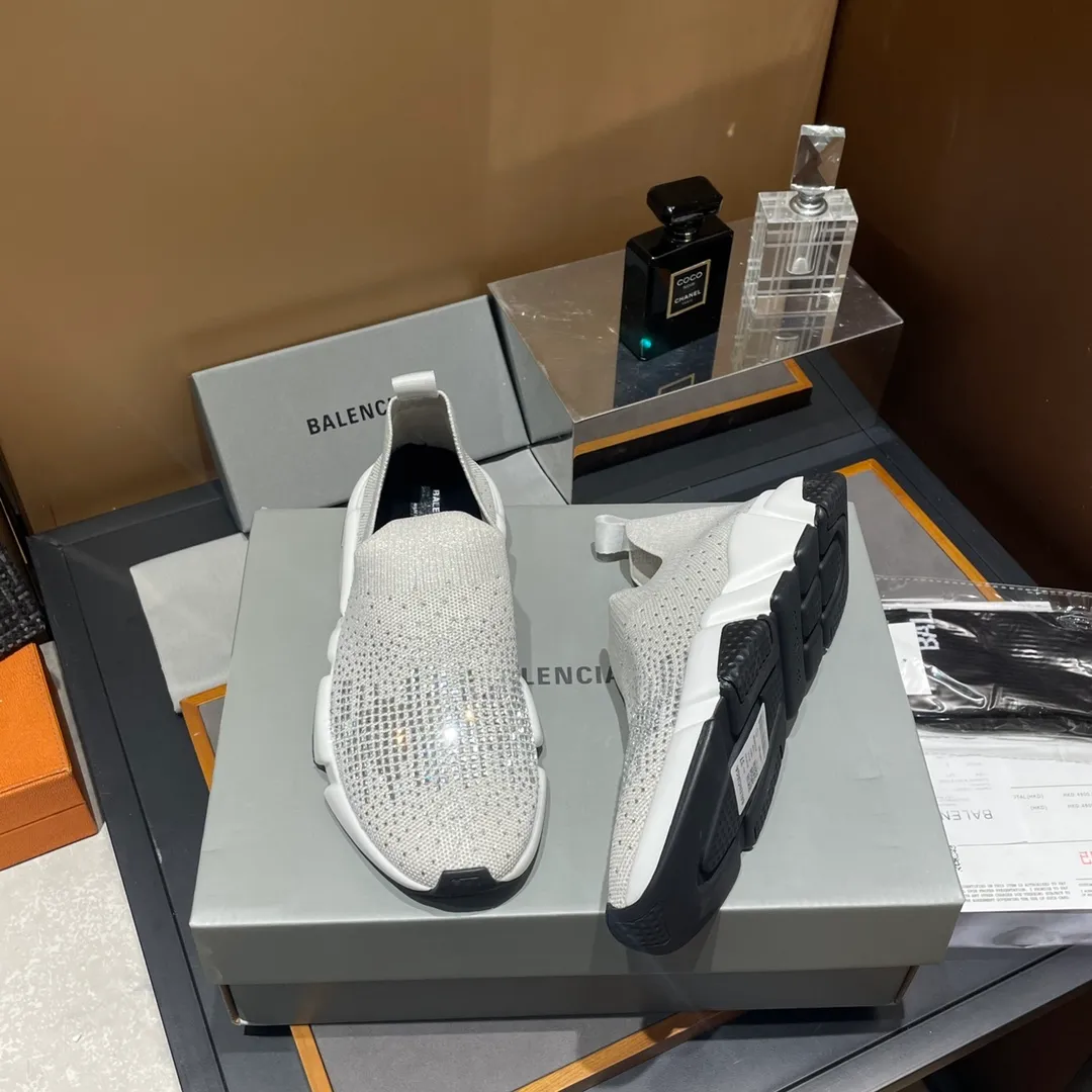 👟👟Ex-factory price 400👟👟 Balenciaga Balenciaga 🌝🌝glitter single shoes world premiere 🌈INS Weibo magazine sold out 💥💥counter limited edition ⚠️ Czech crystal hot diamond ⚠️specially customized fabric with summer cooling and heating effect ⚠️TPU ten PU vacuum combination bottom (not a plastic bottom formed by market currency) ,) The inner craftsmanship and material are the same as the original! ! Size 35 to 45M standard size (34, 46 can be customized) original high-end top complete package (with original Balenciaga socks included)
